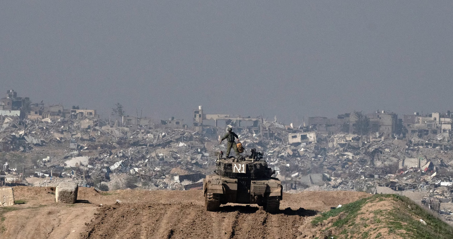 https://salarnews.in/public/uploads/images/newsimages/maannewsimage20012024_230431_Israeli soldiers overlook the Gaza Strip from a tank, as seen from southern Israel.jpg